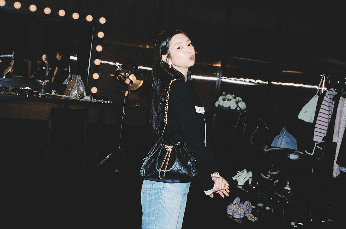 Chanel 25最新廣告裡Jennie穿梭在曼哈頓街頭的節奏裡，展現年輕活力的自信魅力。