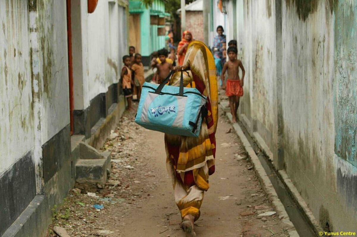 婦女帶著 Grameen 優格袋去挨家挨戶販賣。