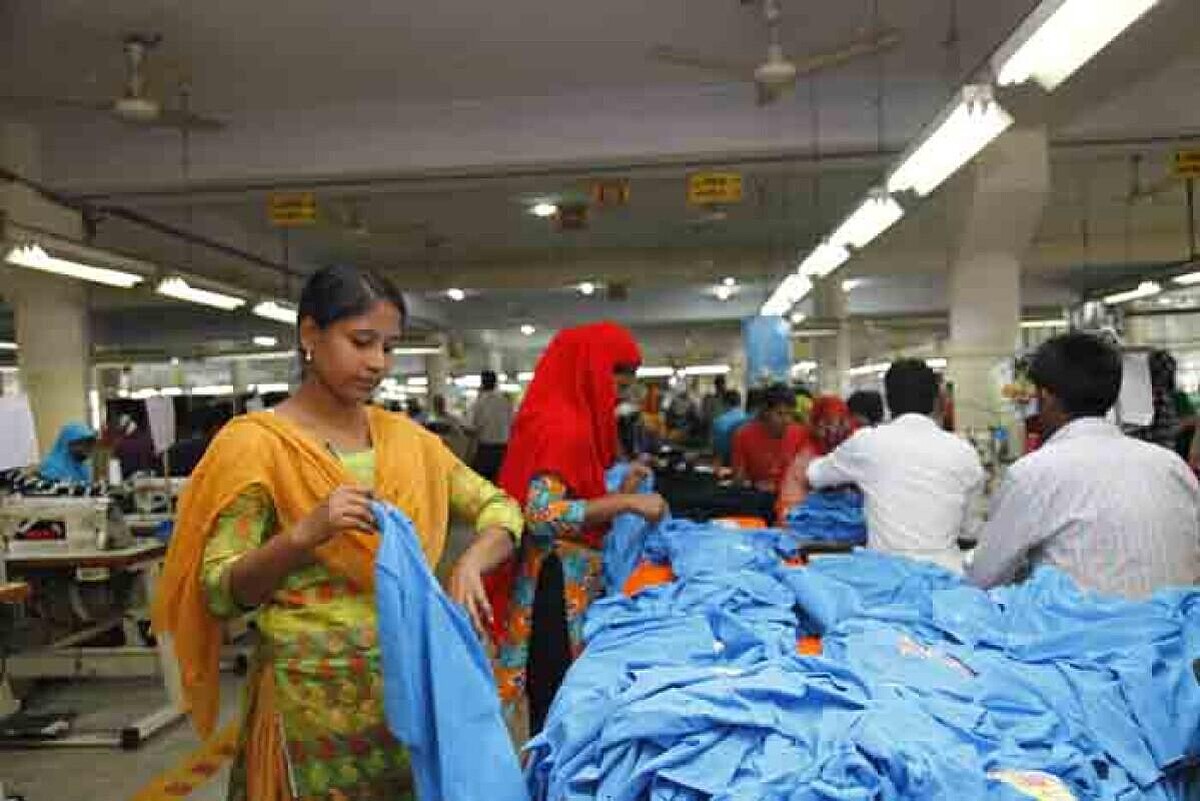 Grameen 開設的成衣廠,幫助當地鄉民可以不被壓榨而得到合理薪資。