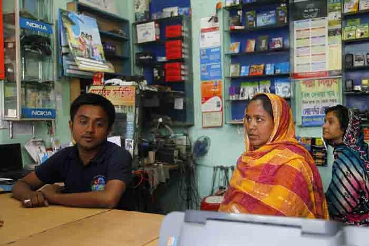 Grameen 手機店。鄉村裡並無太多人擁有手機,但是致力於農村改革的窮人銀行,也把電信與手機帶到了鄉村