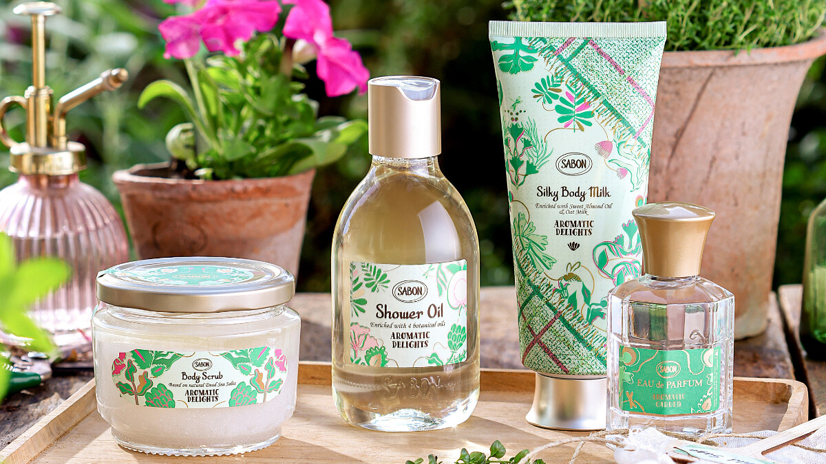 SABON全新「綠野尋蹤限量系列」用舒服的綠意香氣，重現初春後院摘綠採香的美好畫面，透過明星三部曲&amp;amp;淡香精讓肌膚沐浴在香草綠植裡，享受專屬於你的慢活療癒時光！