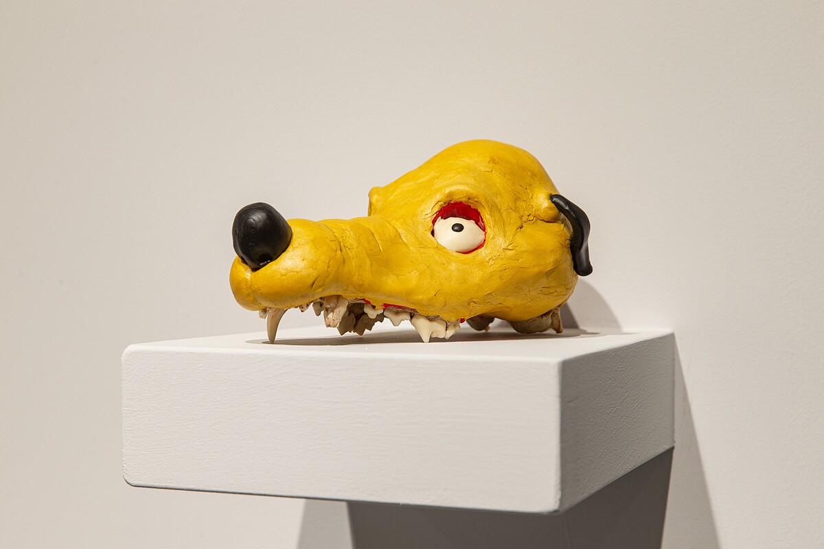 吳思嶔《I have a good doggy》,2010,狗頭骨、樹脂土,20 x 12 x 14公分。圖像由藝術家與臺北市立美術館提供。