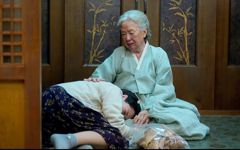 《苦盡柑來遇見你》奶奶以感同身受安慰愛純失去銅明的悲痛&copy;Netflix