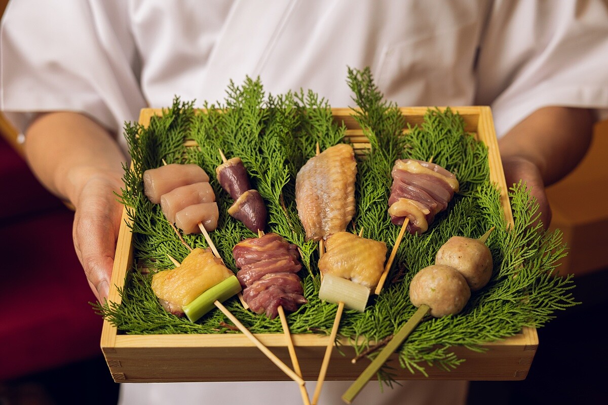 「燒鳥」的靈魂就在於雞肉，「鳥力」最大的特色就是選用經過精心挑選與飼養的「竹地雞」。