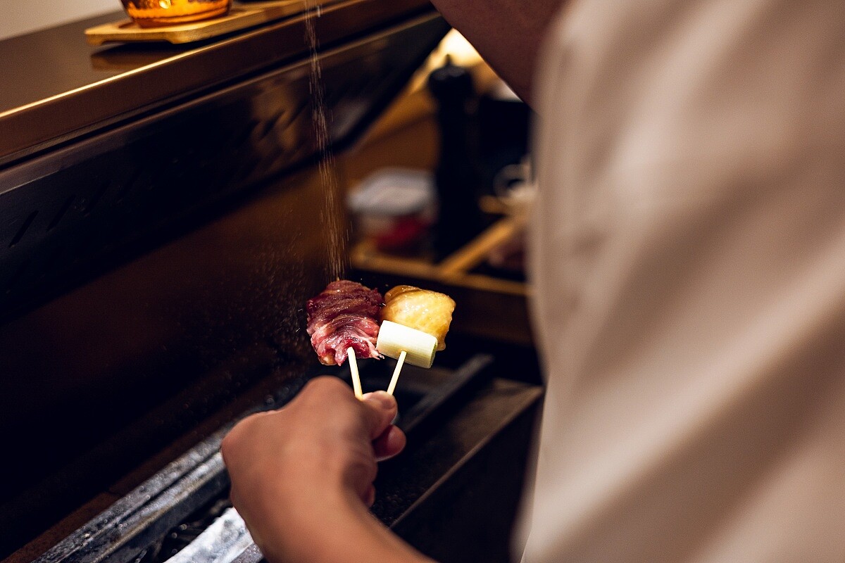 料理長精心挑選「海鹽」、「湖鹽」與「岩鹽」三種鹽品，將根據不同食材的部位搭配。
