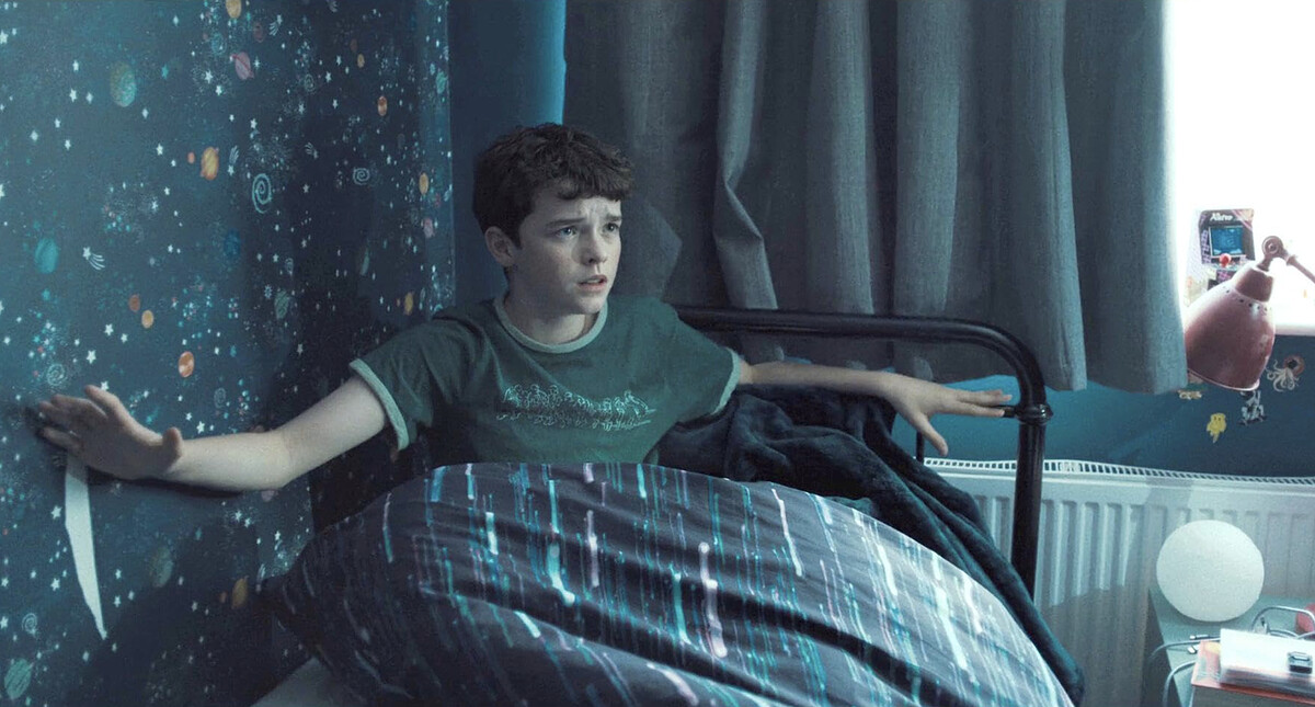 Jamie 的右手正對著牆上的刀，已暗示了他犯下罪行的事實。