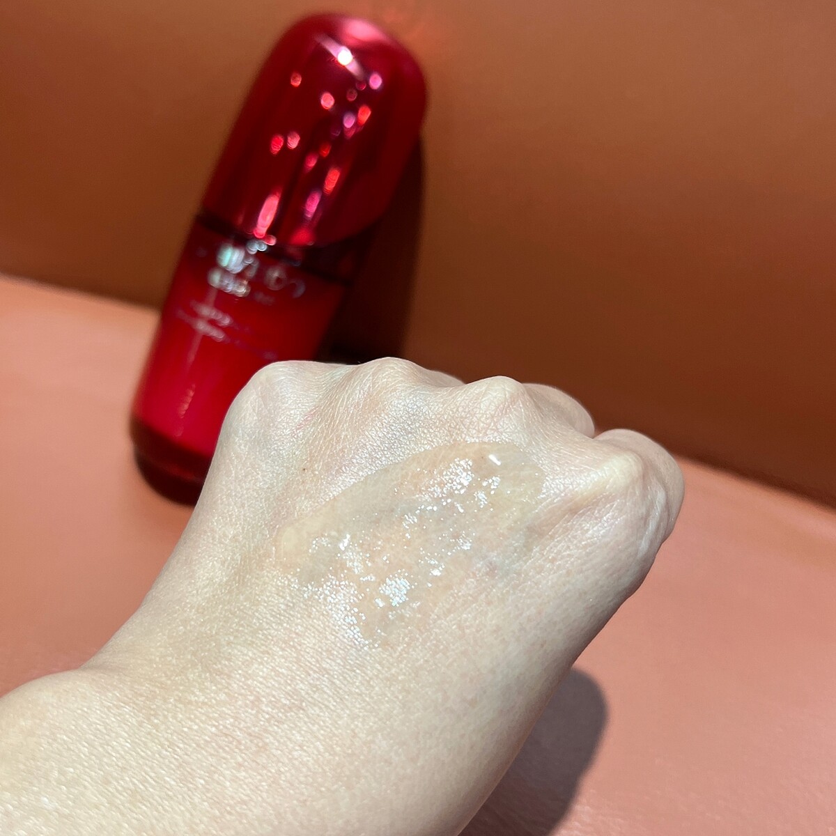 資生堂國際櫃紅妍山茶花修護精華質地。