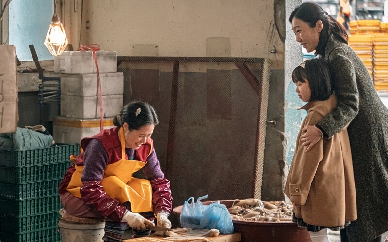 《苦盡柑來遇見你》魚市場這場戲 原來是在鋪梗 &copy;Netflix