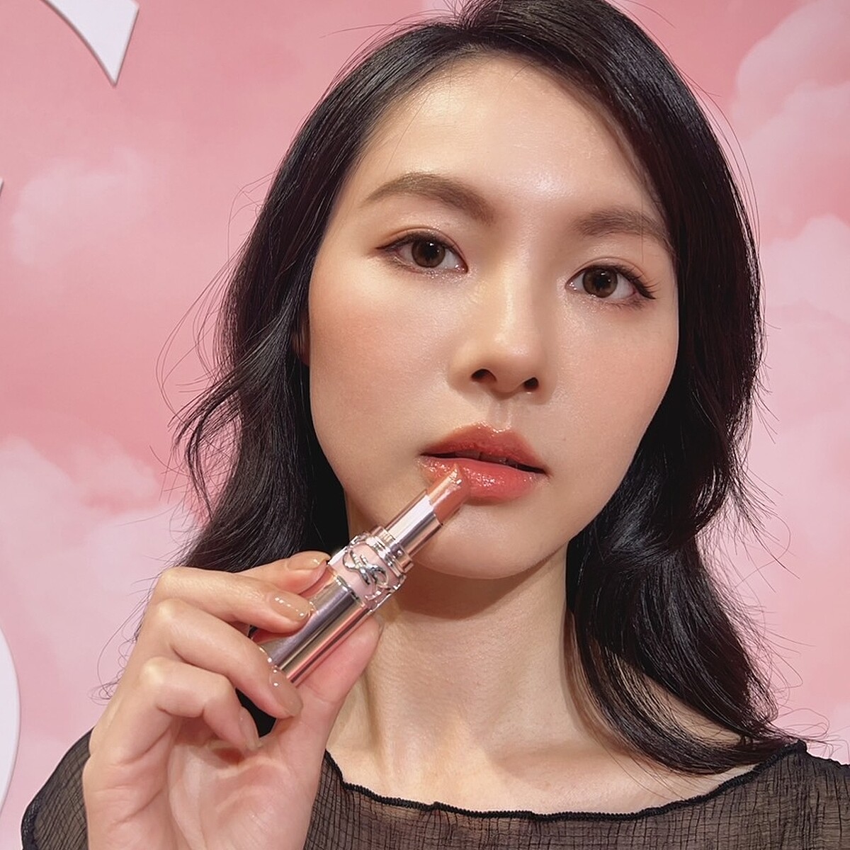 YSL情挑誘光潤唇膏#8B曖昧裸粉實擦試色。