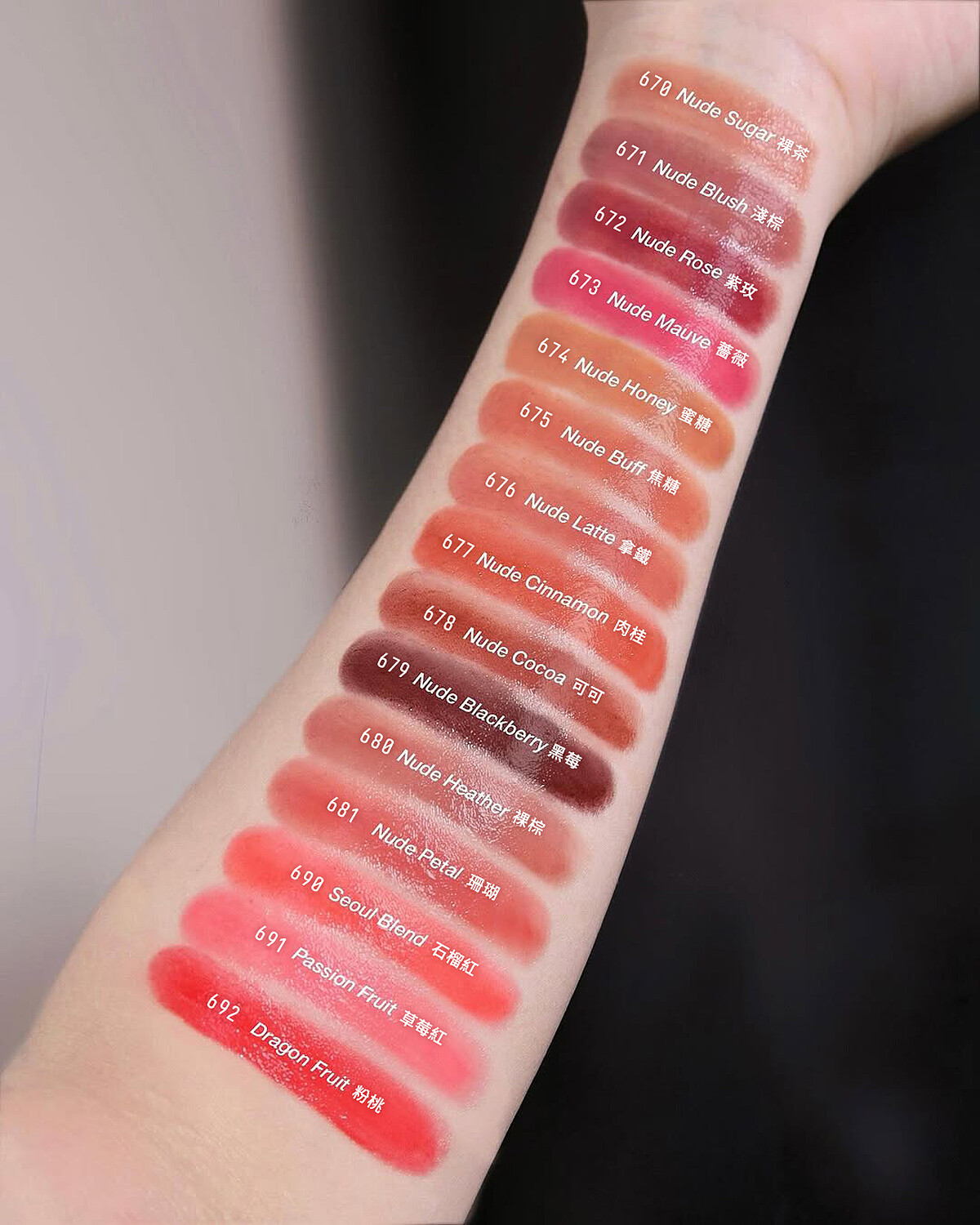 Bobbi Brown晶鑽釉光水唇膏15色手部完整試色。NT1,300