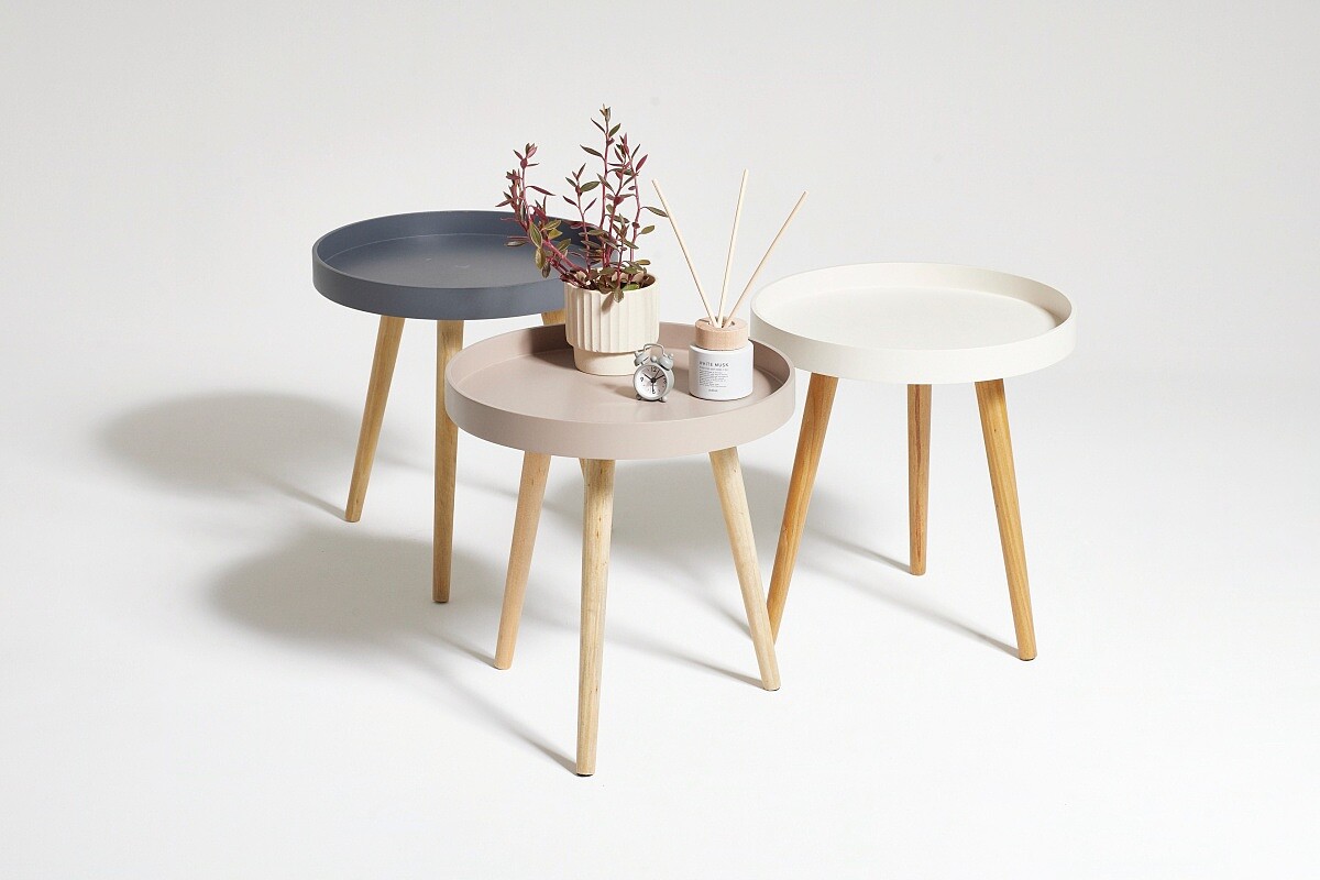 圓形床邊小茶几NT1290元。