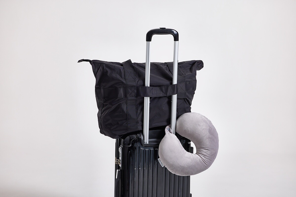 簡約便攜環保購物袋NT490元，鈕扣式舒適頸枕NT290元。