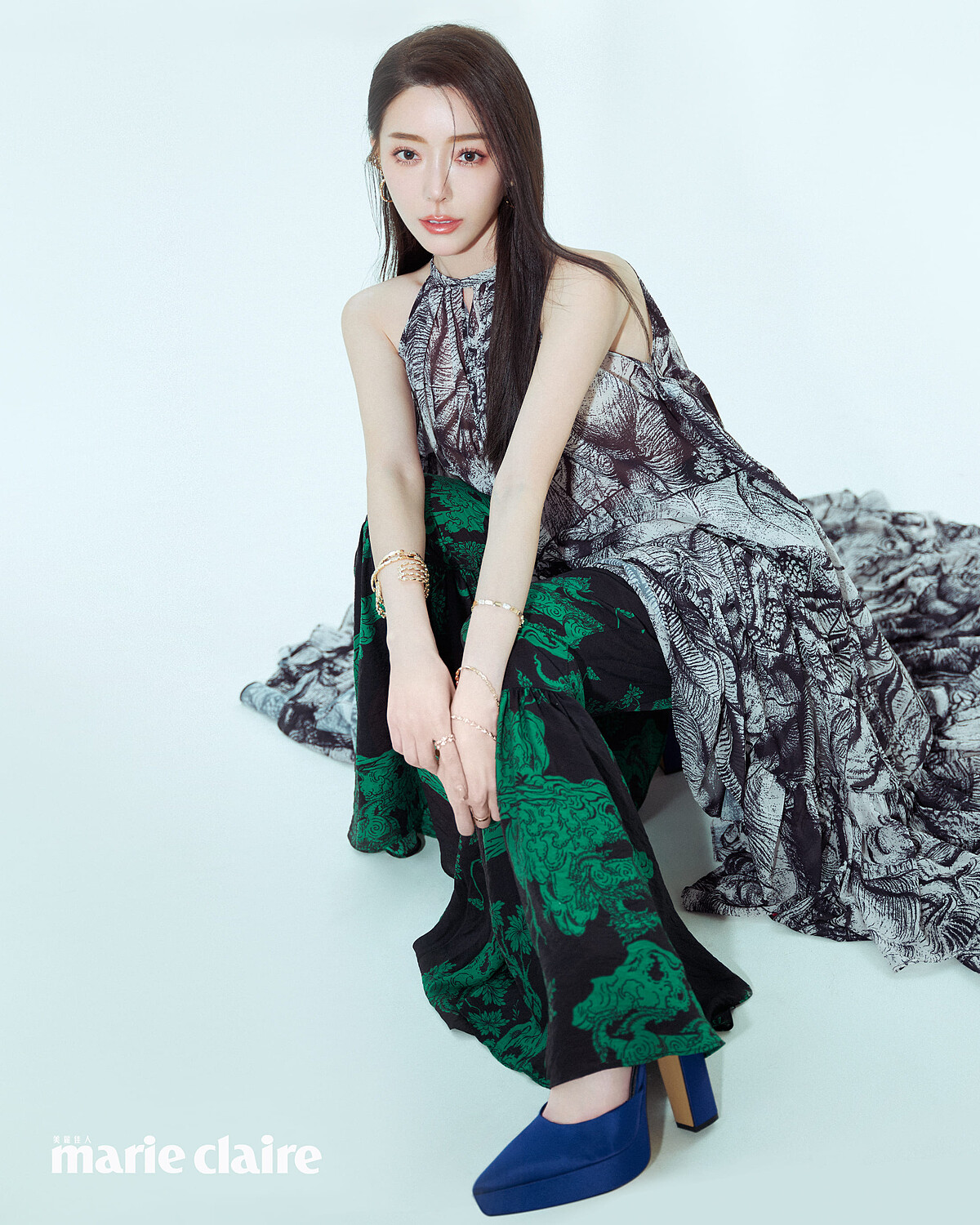 黑白印花雪紡洋裝、綠色荷葉邊印花長褲,both by H&M;小號精緻金色圈形耳環、大號金黃色密鑲鏈環耳環、金黃色密鑲鏈環耳環、金黃色密鑲鏈環耳夾、精緻金色戒指、精緻金色手鍊、金黃色密鑲鏈環手鐲,all by APM Monaco。