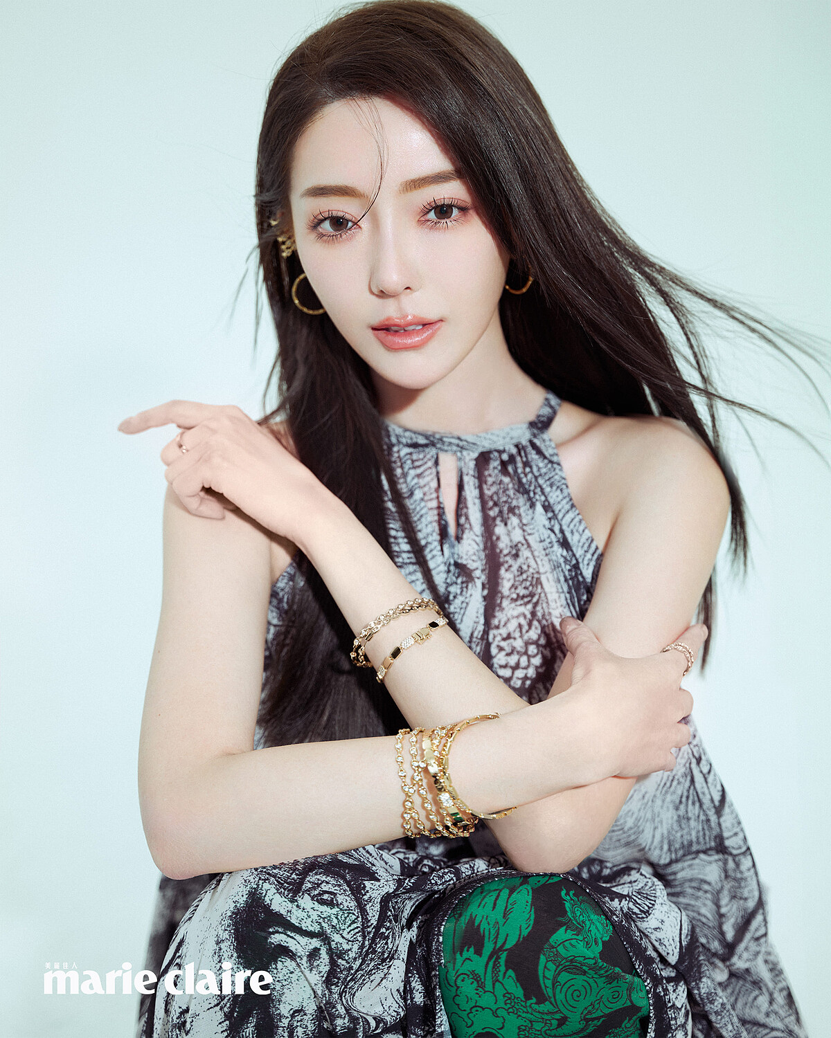 黑白印花雪紡洋裝、綠色荷葉邊印花長褲,both by H&M;小號精緻金色圈形耳環、大號金黃色密鑲鏈環耳環、金黃色密鑲鏈環耳環、金黃色密鑲鏈環耳夾、精緻金色戒指、精緻金色手鍊、金黃色密鑲鏈環手鐲,all by APM Monaco。