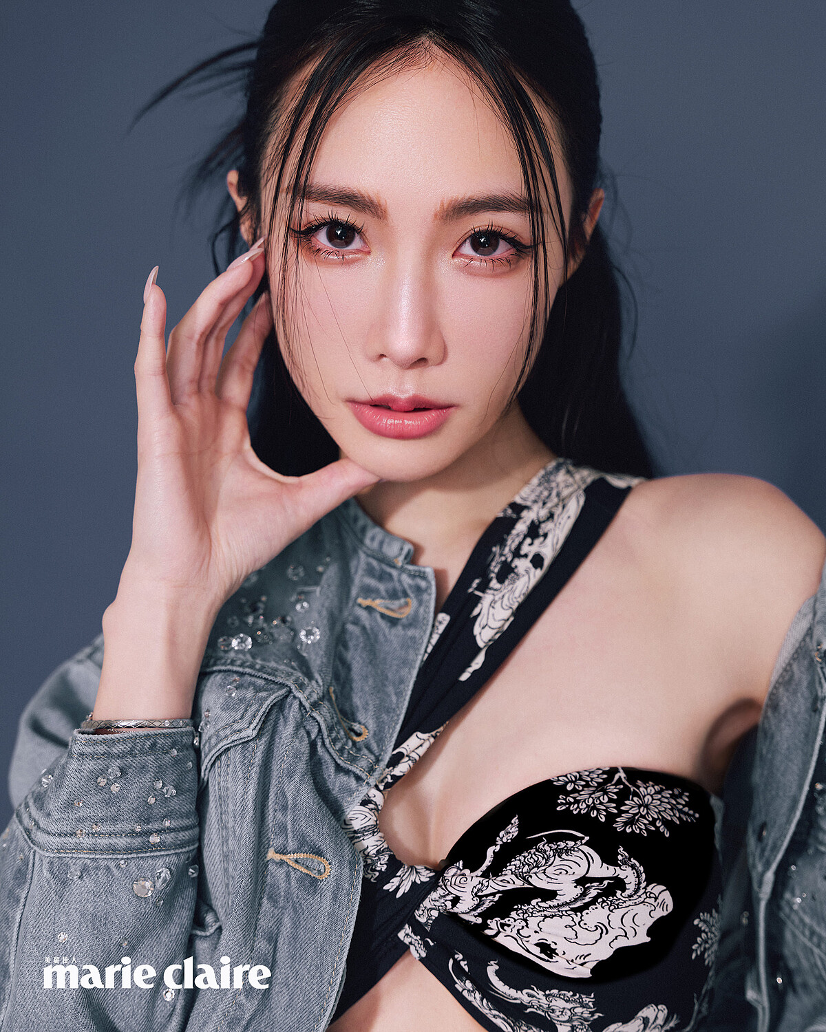 丹寧牛仔魚尾裙、縫鑽丹寧牛仔外套 both by Levi’s ;印花斜肩比基尼, H&M;粉色蝴蝶結綁帶跟鞋,Charles & Keith。