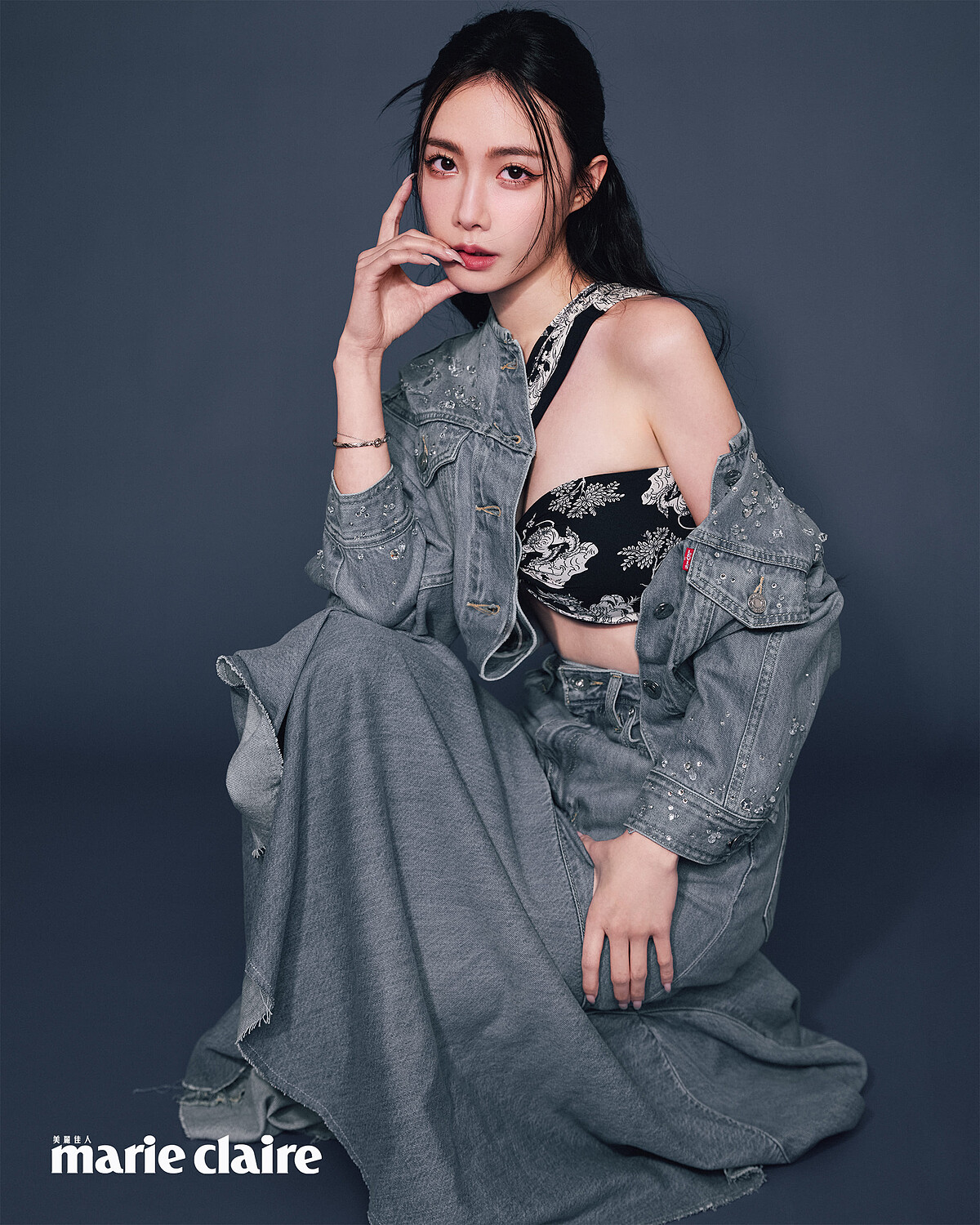 丹寧牛仔魚尾裙、縫鑽丹寧牛仔外套 both by Levi’s ;印花斜肩比基尼, H&M;粉色蝴蝶結綁帶跟鞋,Charles & Keith。