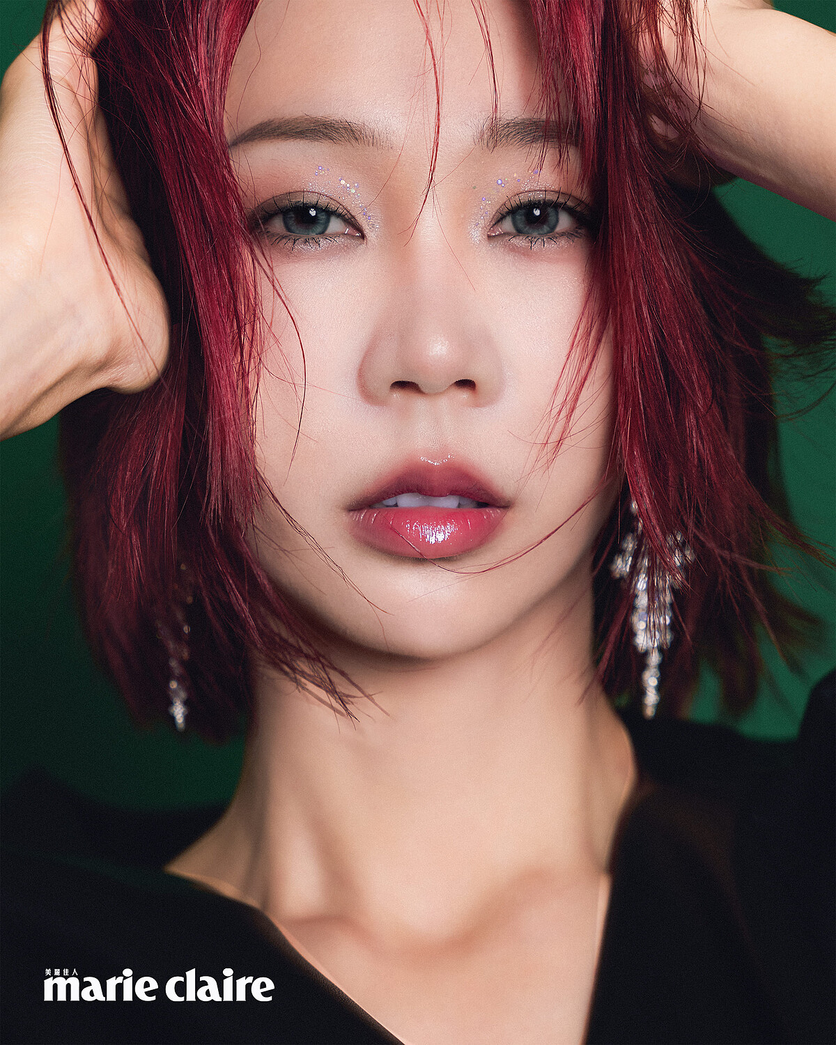 斜肩皮衣,Rag&Bone;黑色丹寧長褲,Levi’s ;銀白色密鑲Dôme戒指、銀白色密鑲戒指、黑色密鑲鏈環戒指、精緻銀白色圈形耳環、銀白色流星與圓圈密鑲垂墜耳環、銀白色流星與圓圈密鑲手鍊,all by APM Monaco。