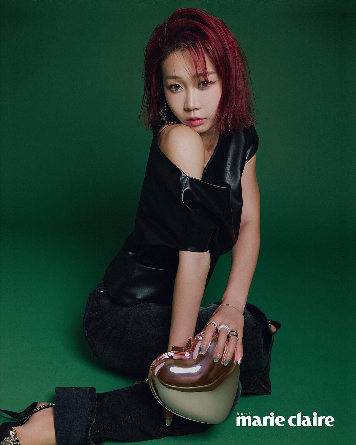 斜肩皮衣,Rag&Bone;黑色丹寧長褲,Levi’s ;銀白色密鑲Dôme戒指、銀白色密鑲戒指、黑色密鑲鏈環戒指、精緻銀白色圈形耳環、銀白色流星與圓圈密鑲垂墜耳環、銀白色流星與圓圈密鑲手鍊,all by APM Monaco。