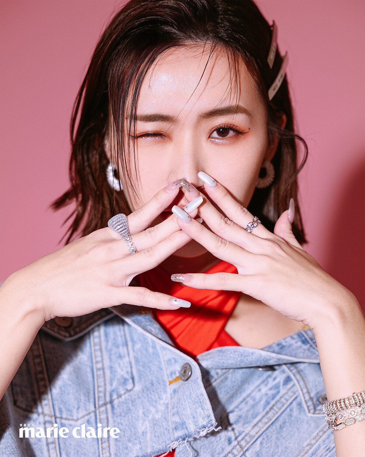 垂墜感繞頸連身泳裝,H&M;短版丹寧牛仔外套,Levi’s;白色百褶短裙, Lacoste;金屬髮夾,Matin Kim;銀白色密鑲鏈環戒指、銀白色流行與圓圈戒指、銀白色密鑲Dôme戒指、銀白色密鑲耳環、銀白色流星與圓圈密鑲手鍊、銀白色密鑲手鍊、精緻銀白色手鍊,all by APM Monaco。