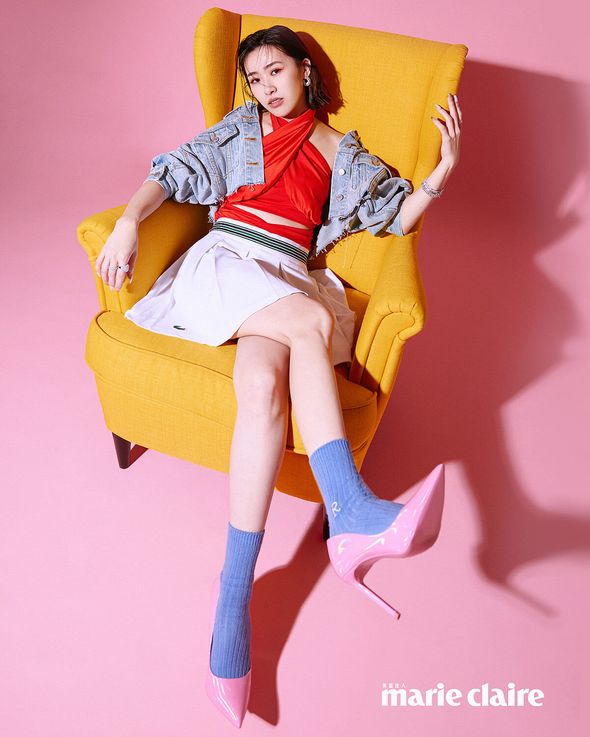 垂墜感繞頸連身泳裝,H&M;短版丹寧牛仔外套,Levi’s;白色百褶短裙, Lacoste;金屬髮夾,Matin Kim;銀白色密鑲鏈環戒指、銀白色流行與圓圈戒指、銀白色密鑲Dôme戒指、銀白色密鑲耳環、銀白色流星與圓圈密鑲手鍊、銀白色密鑲手鍊、精緻銀白色手鍊,all by APM Monaco。