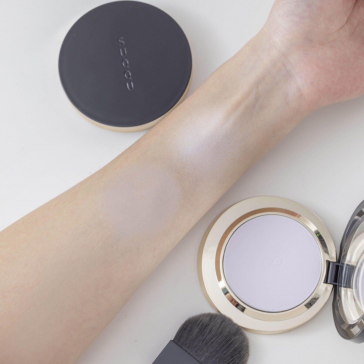 (由上至下)SUQQU晶采光透定妝蜜粉餅 7.5g 組合價格NT$3,200、晶采輕霧定妝蜜粉餅 7g 組合價格NT$3,200