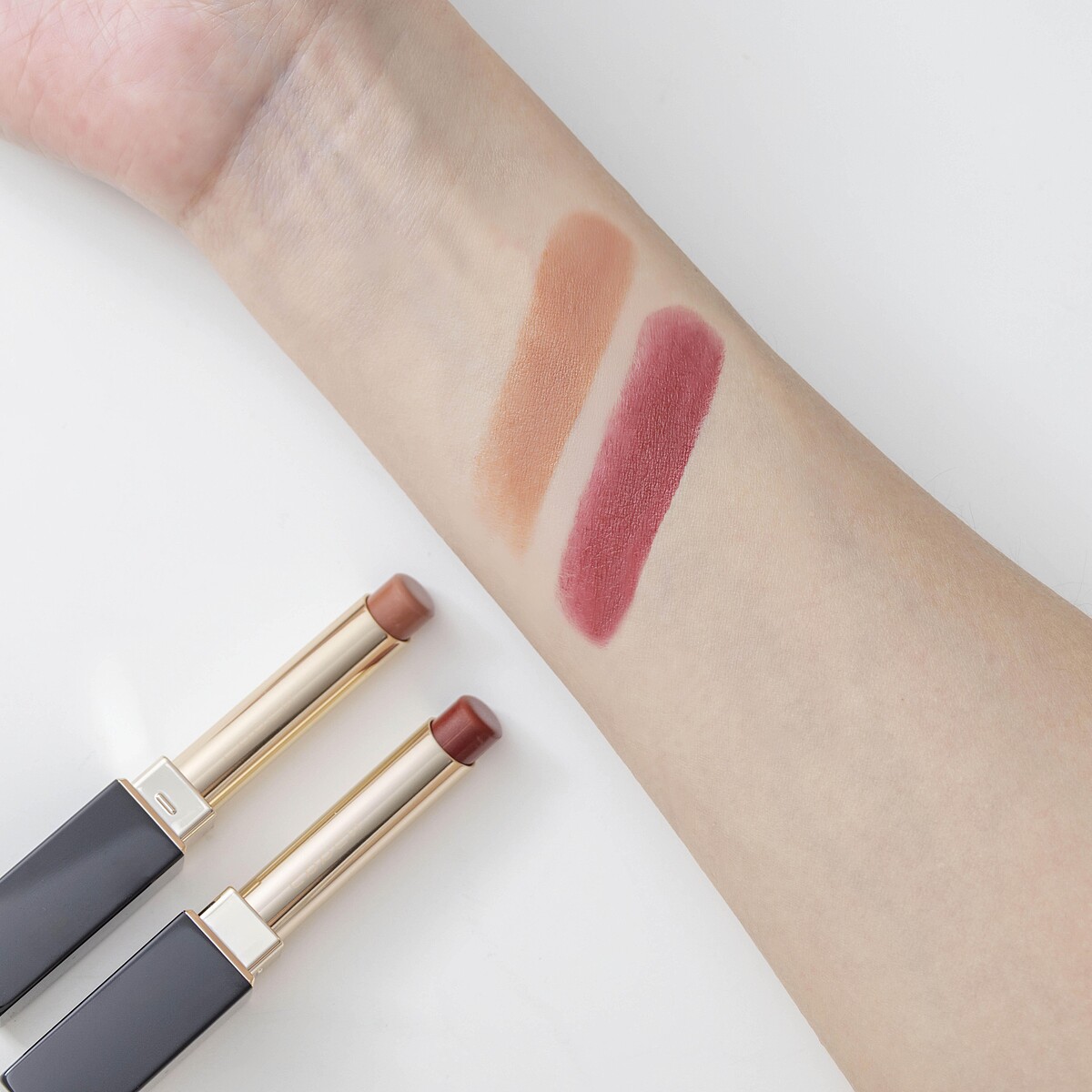 (左起)SUQQU晶采絲絨唇膏＃01薔薇和、＃09憧彩 2.1g 組合價格各NT$2,050