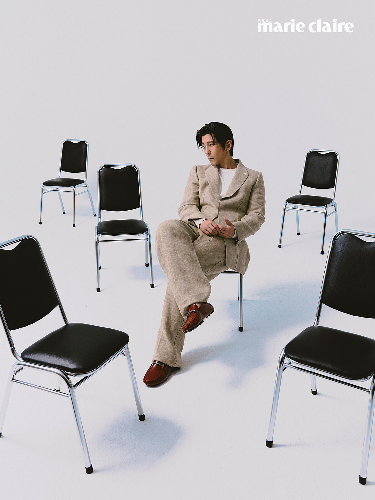 米色寬鬆西裝外套、白色長袖上衣、米色寬鬆西裝長褲，all by Zegna；紅色樂福鞋，Tod's。