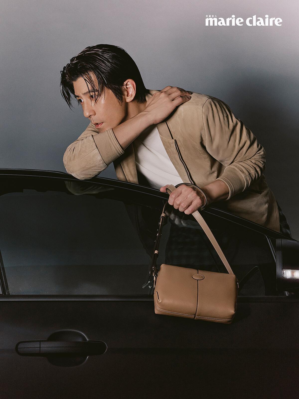 米色麂皮夾克、白色上衣、褐色側背包，all by Tod's。