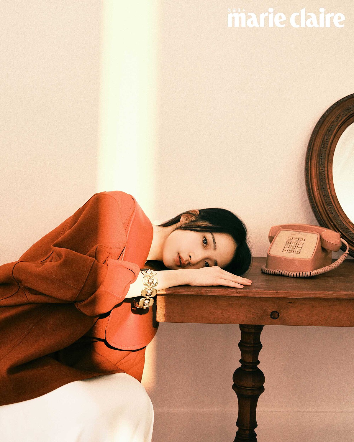 沐：橘紅亞麻襯衫、白色亞麻長裙，both by Bottega Veneta;皮革金屬手鍊、釦環皮革手環，both by Miu Miu。