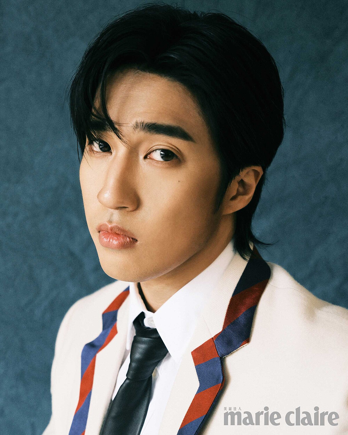 婁：經典羊絨西裝外套、棉質府綢襯衫，Celine Homme;黑色皮革領帶，Bottega Veneta。