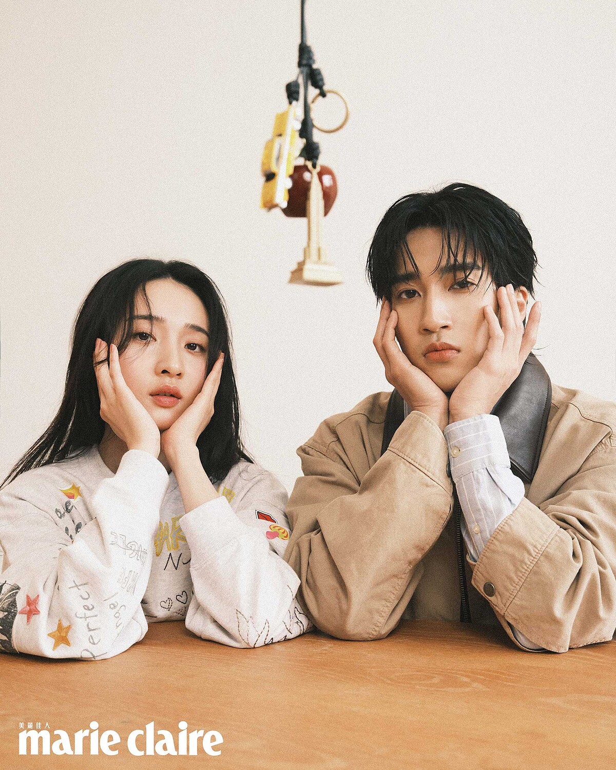 婁：卡其色夾克、藍色牛津襯衫，both by Coach。 沐：塗鴉印花衛衣， Coach。