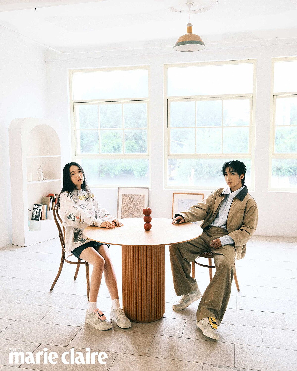 婁：卡其色夾克、藍色牛津襯衫、卡其寬筒長褲、白色SOHO休閒鞋、計程車鞋履掛飾，all by Coach。 沐：塗鴉印花衛衣、黑色皮裙、白色SOHO休閒鞋、粉紅復古汽車鞋履掛飾，all by Coach。