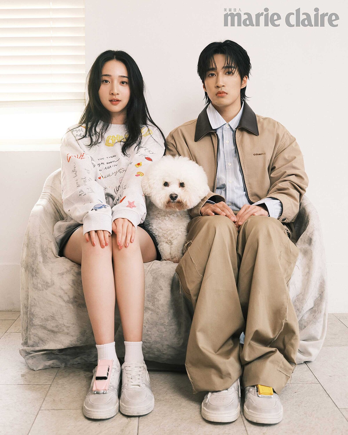 婁：卡其色夾克、藍色牛津襯衫、卡其寬筒長褲、白色SOHO休閒鞋、計程車鞋履掛飾，all by Coach。 沐：塗鴉印花衛衣、黑色皮裙、白色SOHO休閒鞋、粉紅復古汽車鞋履掛飾，all by Coach。