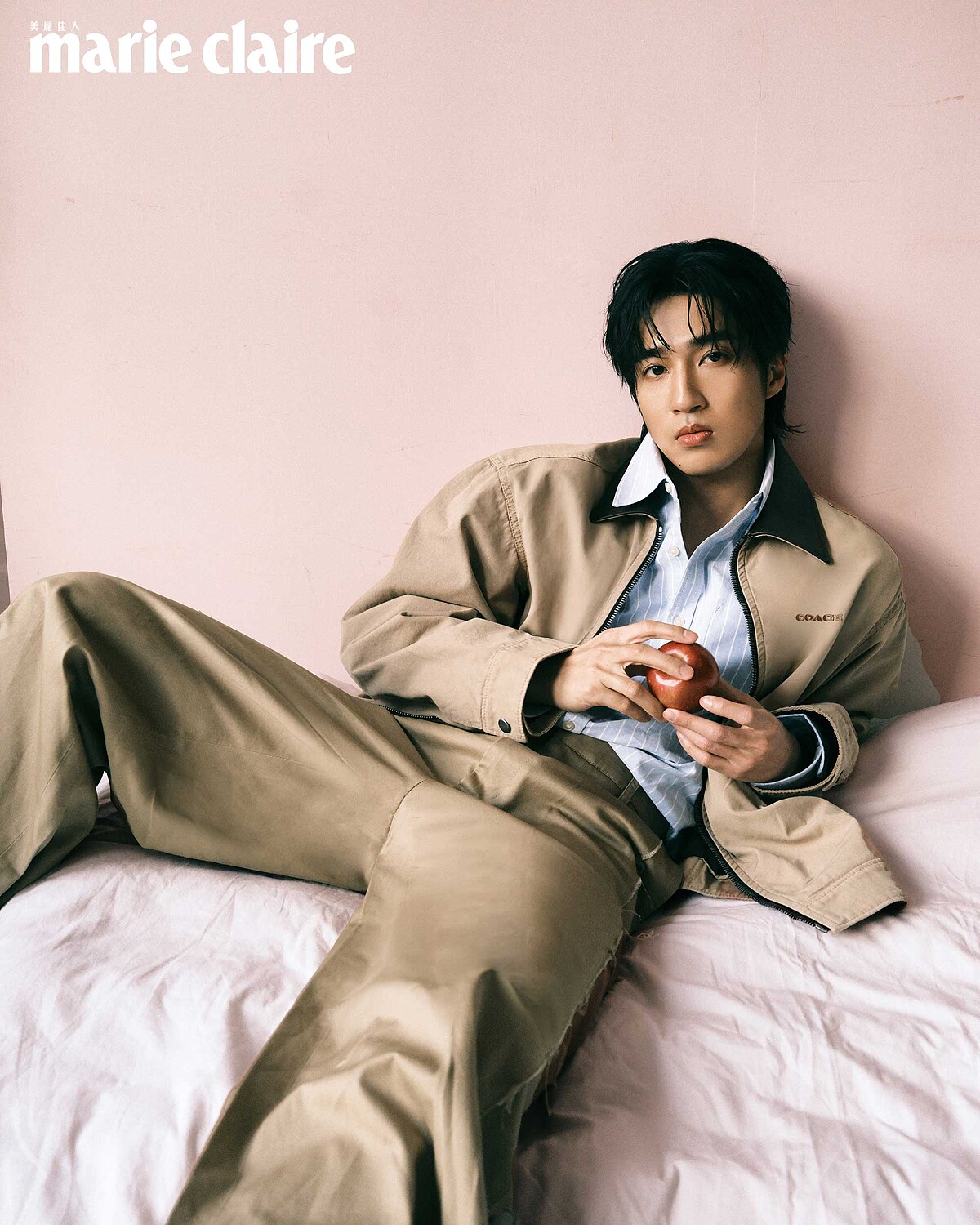 婁：卡其色夾克、藍色牛津襯衫、卡其寬筒長褲，all by Coach。