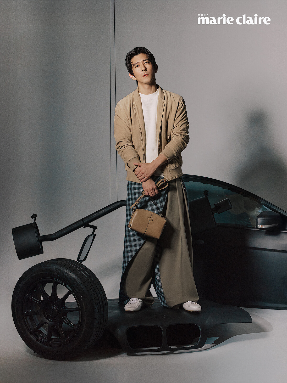 米色麂皮夾克、白色上衣、白色休閒鞋，all by Tod's；軍綠色格紋片裙長褲，Loewe。