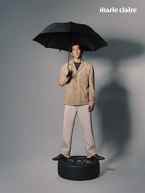 米色襯衫式外套、深咖啡色上衣、白色長褲，all by Tod's。