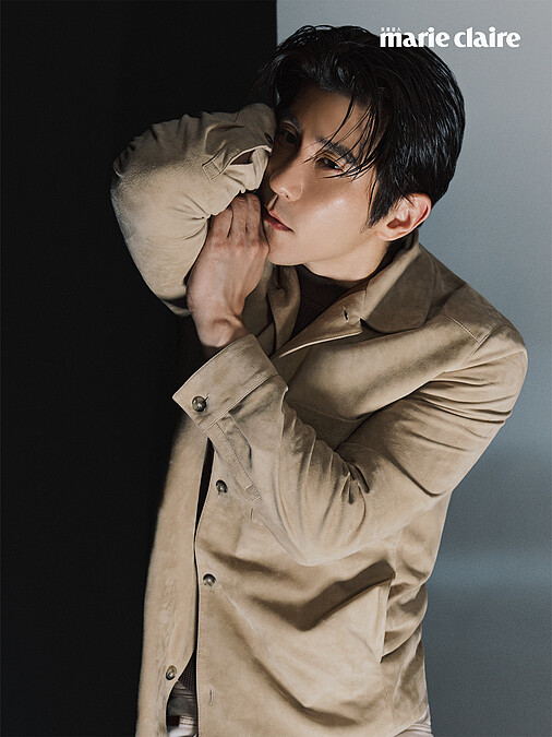 米色襯衫式外套、深咖啡色上衣，all by Tod's。