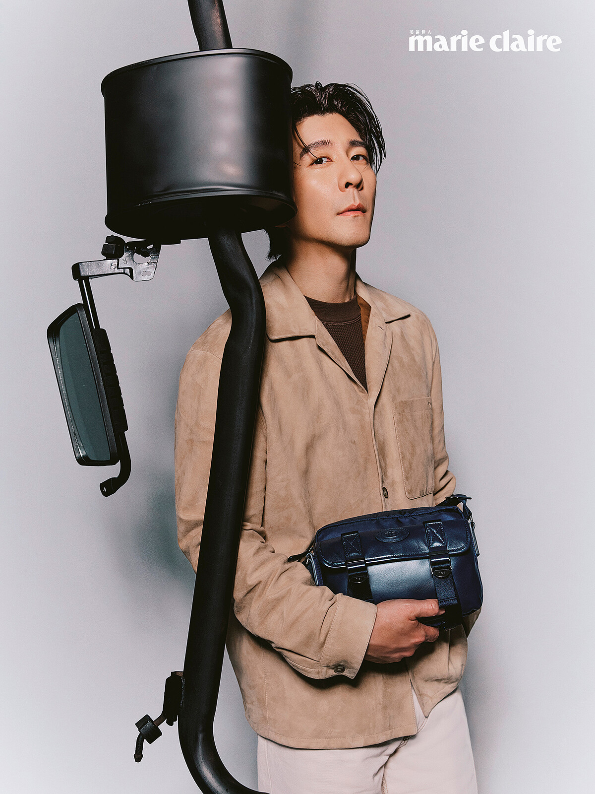 米色襯衫式外套、深咖啡色上衣、白色長褲、深藍色側背包，all by Tod's。