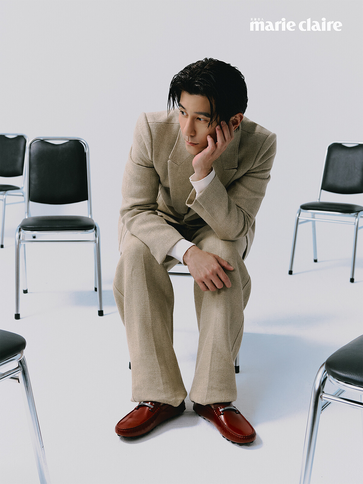 米色寬鬆西裝外套、白色長袖上衣、米色寬鬆西裝長褲，all by Zegna；紅色樂福鞋，Tod's。
