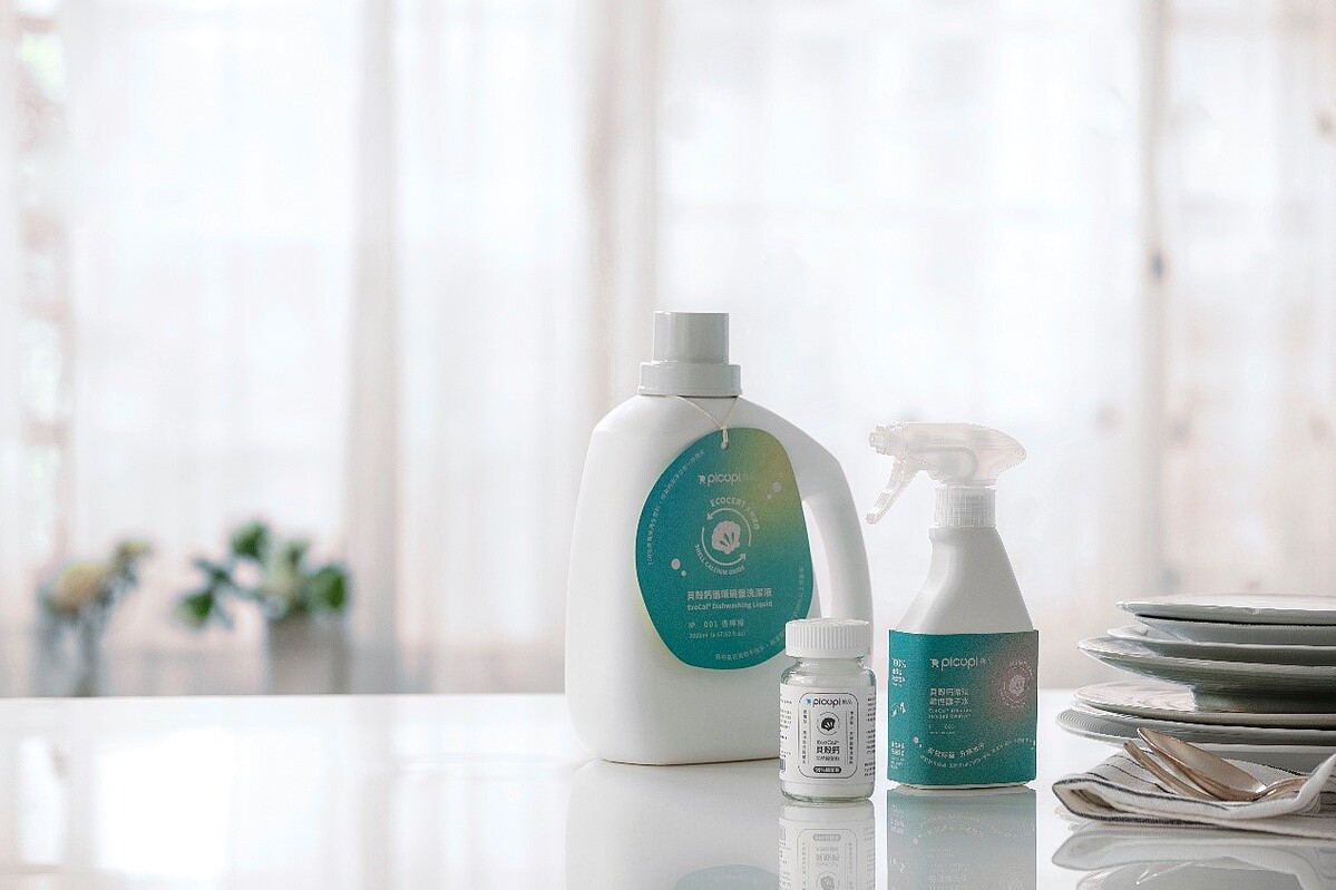 由左至右為貝殼鈣碗盤洗潔液、貝殼鈣粉和貝殼鈣鹼性離子水。