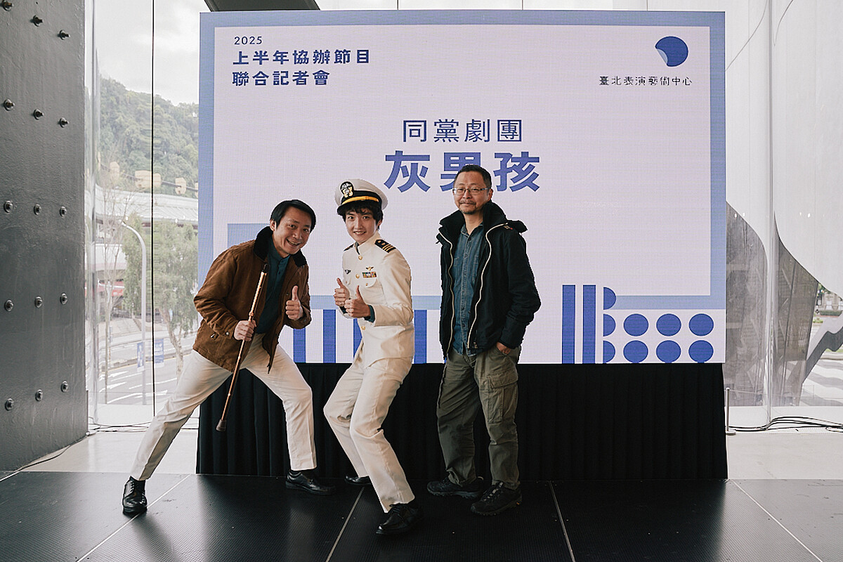 同黨劇團團長邱安忱(右1)創造出一人分飾19角的戲碼。(臺北表演藝術中心提供)