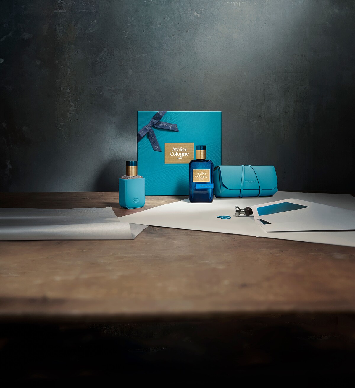 【歐瓏限定香水客製化皮套刻印服務】凡購買任一30ml或100ml淡香精，贈限量香水皮套乙個，再享客製化皮套刻印服務。