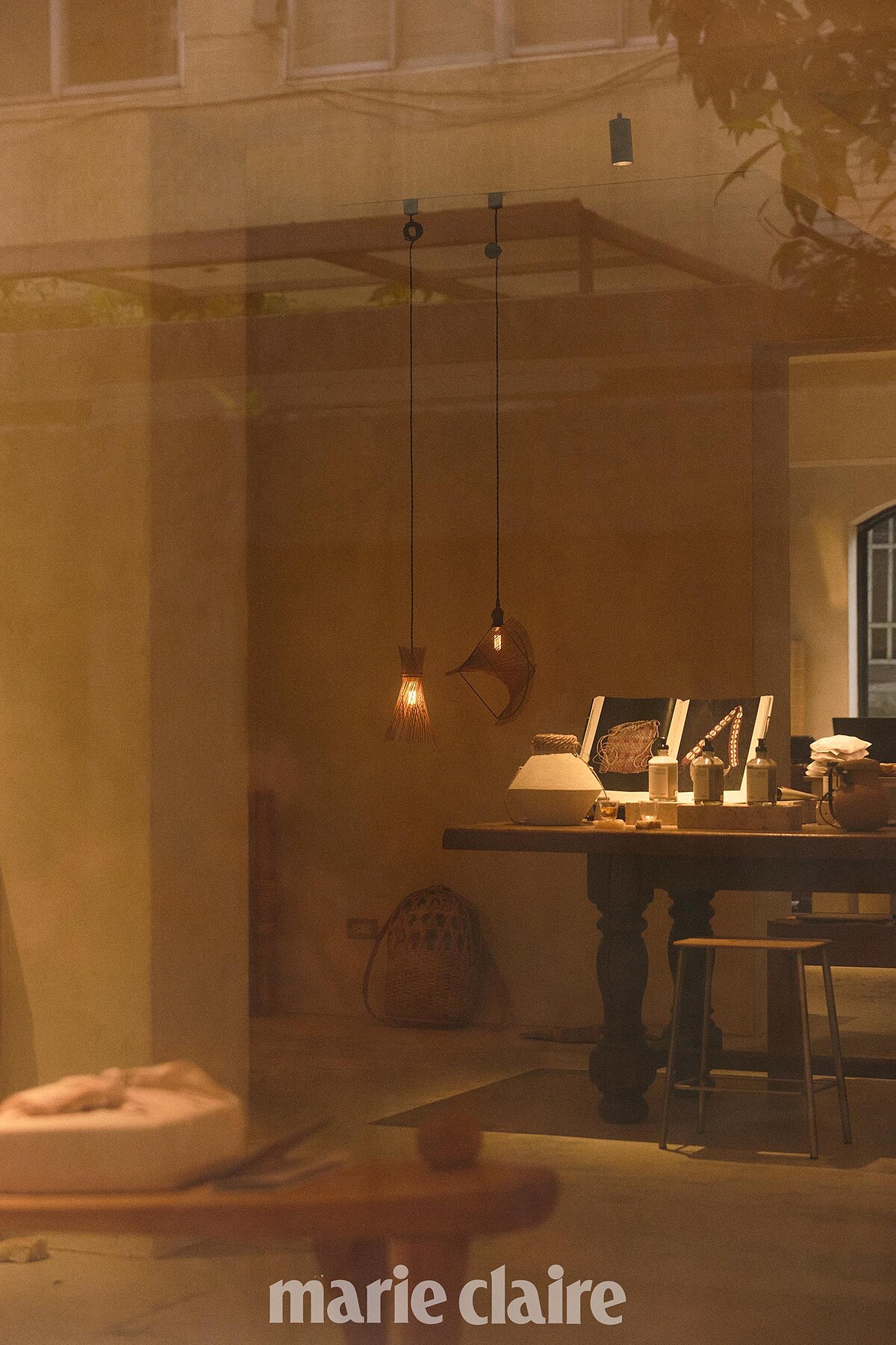 Kamaro'an 與丹麥多元生活品牌 Frama 聯合快閃首日，店內充滿清爽香氣，工藝師在店裡手作，人們在店裡翻閱書籍，愜意舒適。