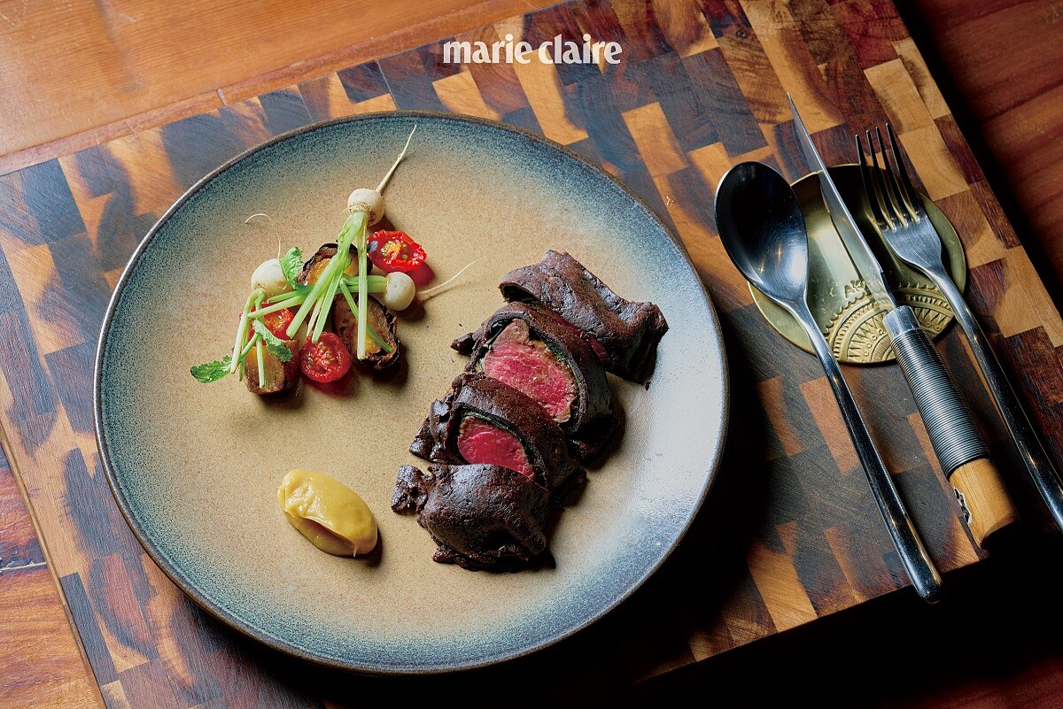 主菜「鹿肉｜大葉胡椒｜巧克力」，以直火烤製鹿肉後塗上自製、以樹豆發酵的味噌，外層再包裹上臺灣原生種大葉胡椒葉，帶有花香、柑橘的甜味，以及可可皮，最後搭配上風味醇厚的巧克力醬汁，襯托出鹿肉的圓潤迷人的風味。