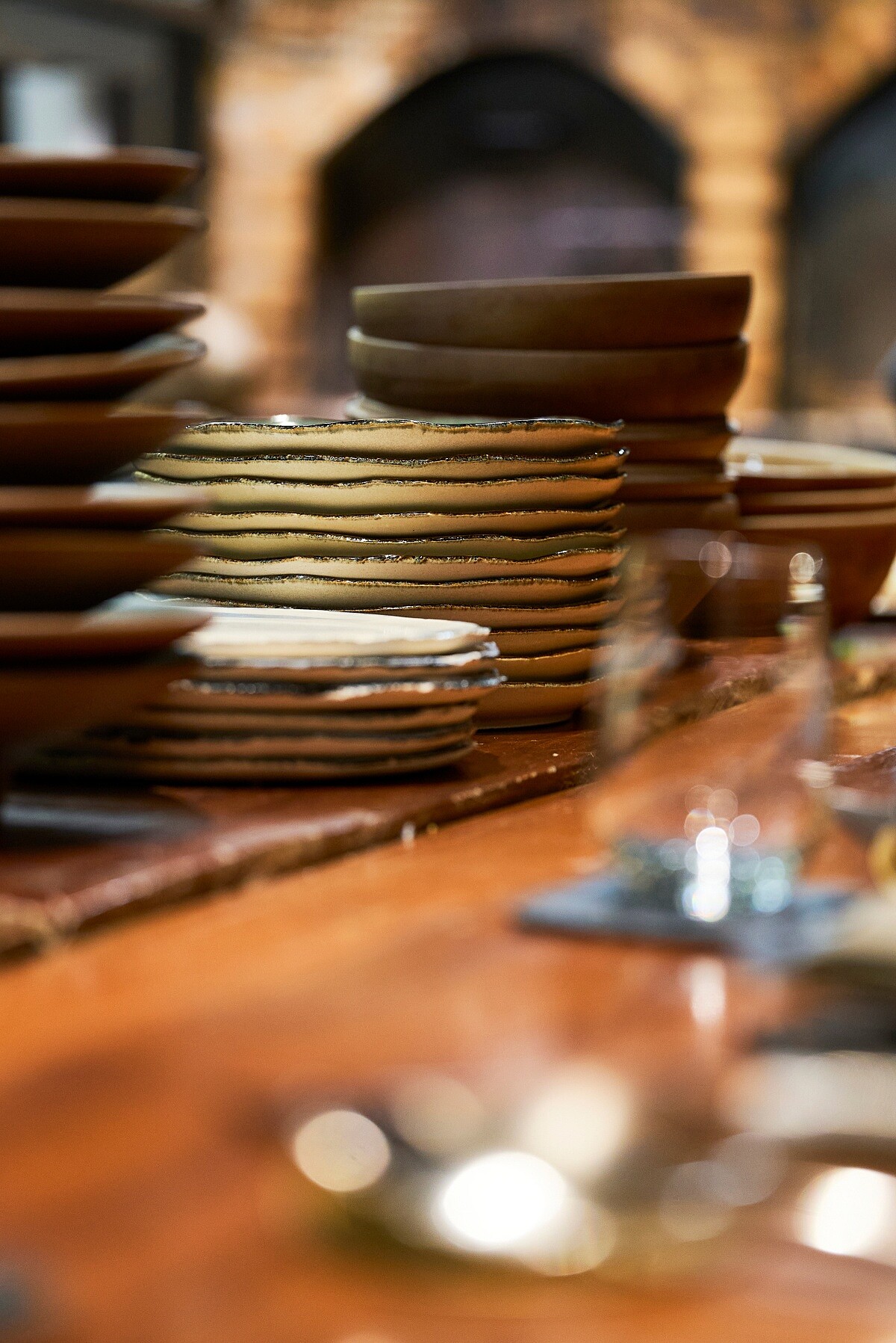 在 Akame 是「先有器皿，才有菜色」。