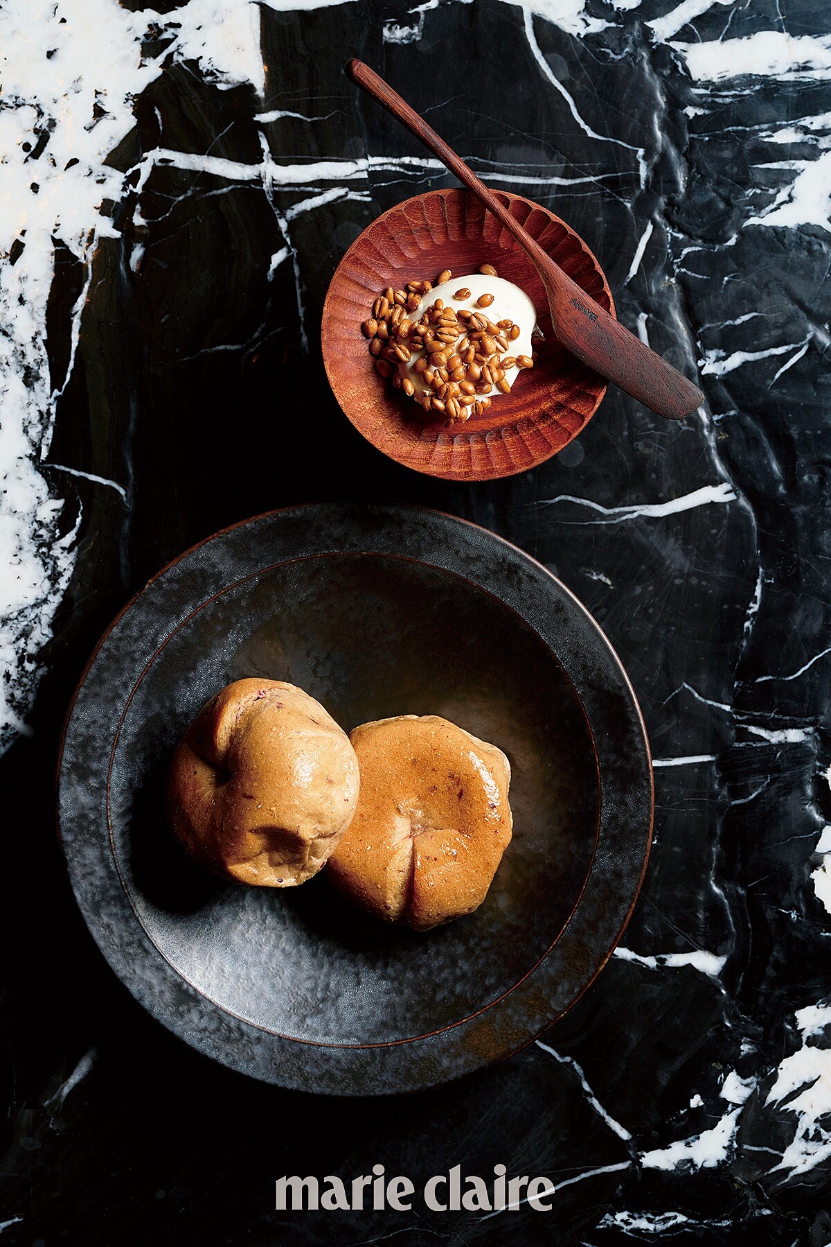 以臺灣原生種香檸製作的「香檬奶油」，以及臺南「麥可叔叔」供應的小貝果，搭配臺中「陳雕刻處」製作的奶油抹刀。