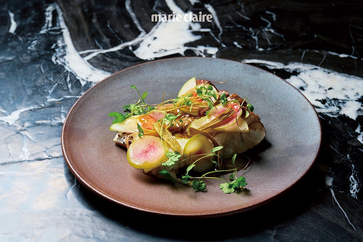 「紅魽｜棗子｜香檸」熟成過的紅魽自然鮮甜，搭配上屏東盛產的棗子，再以臺灣原生的香檸製作的凝露提取鮮味。