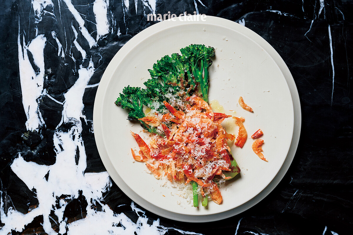 「青花筍｜櫻花蝦｜可可油」將青花筍經過壓制後烤製，底部使用三種味噌搭襯，上方則有來自宜蘭的櫻花蝦，並經燻烤，呈現酥脆濃郁的海味，最後刨上堅果、點綴可可油串連起整個風味。