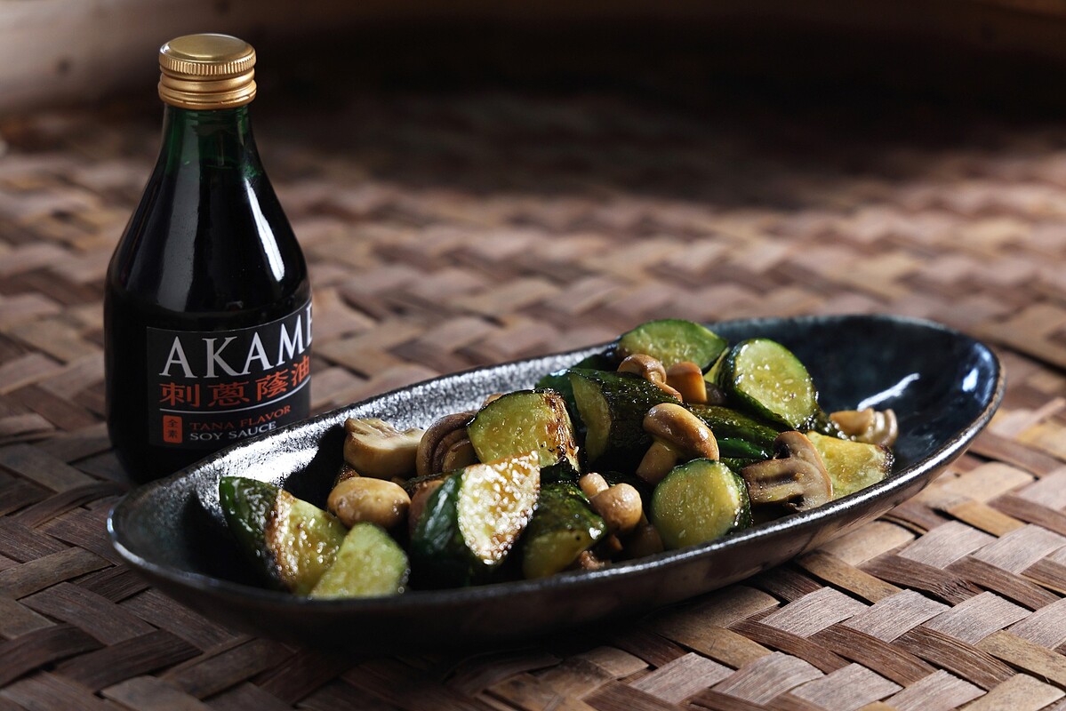 從日常生活中取得的風味，創作出「Akame 刺蔥蔭油」。