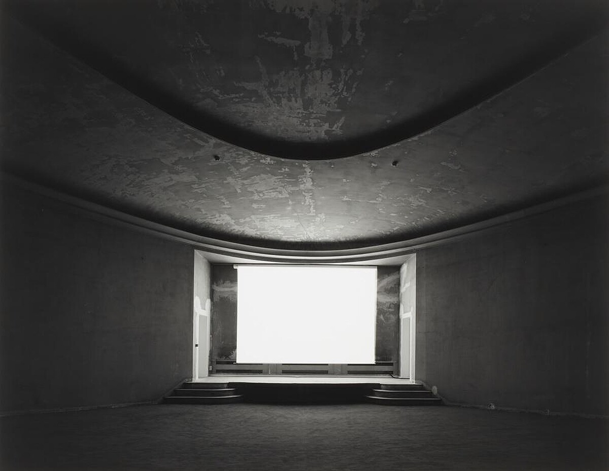 杉本博司，《廢墟劇場：法國巴黎東京宮 37 號廳》，2013，銀鹽相紙，42公分&times;54公分，東京都寫真美術館典藏。圖像由東京都寫真美術館提供。